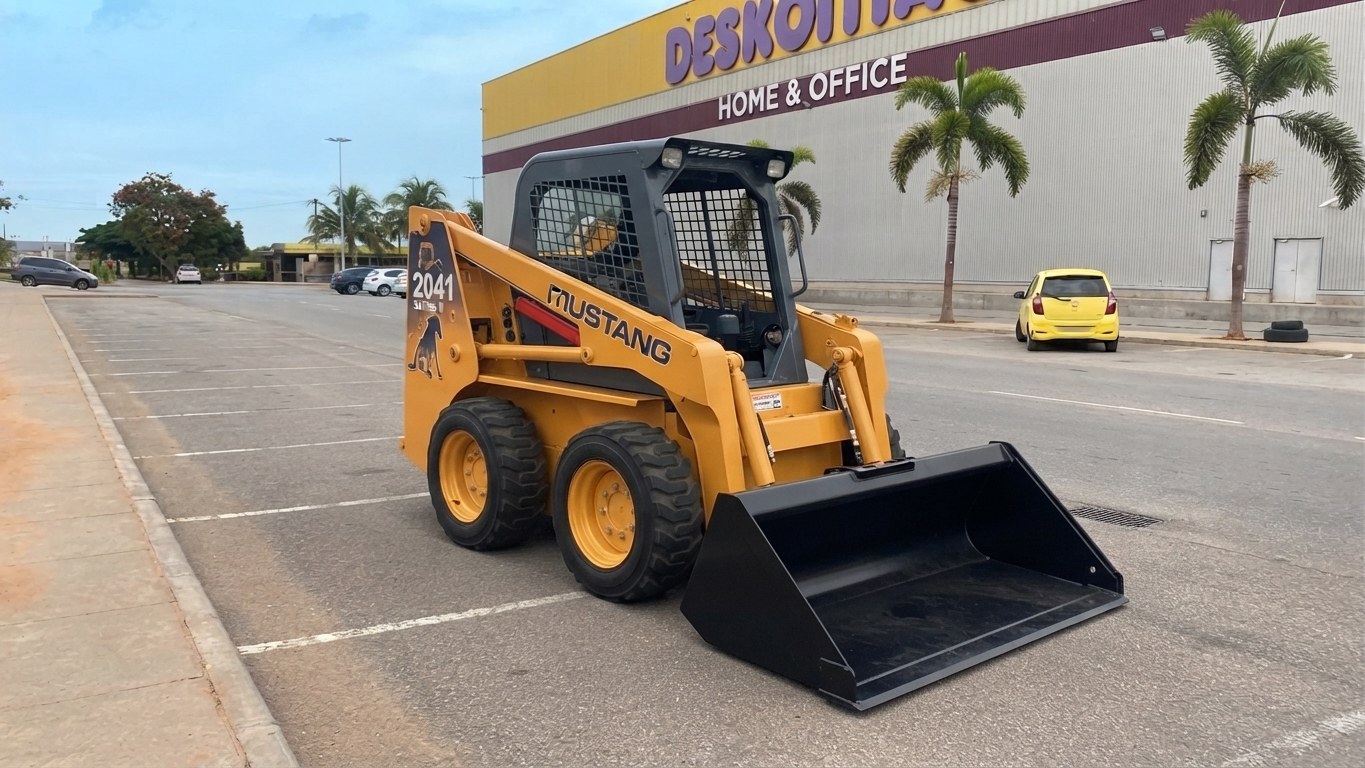 Mini-carregadeira Mustang 2041 em contexto de obra em Luanda