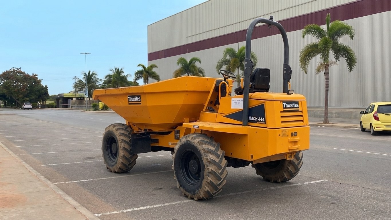 Mini-dumper Thwaites MACH 444 em contexto de obra em Luanda